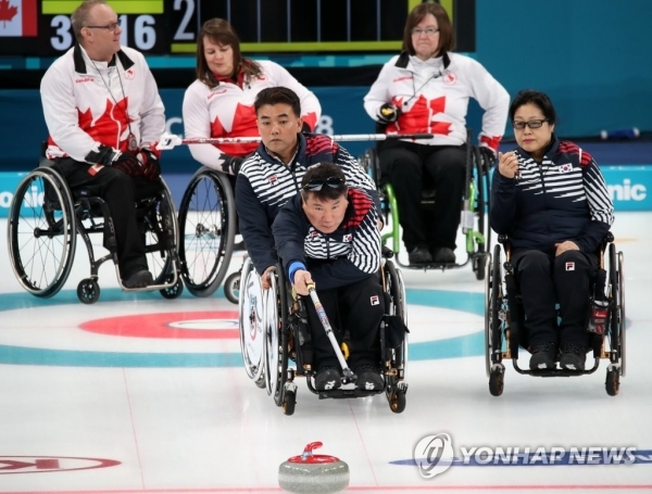 17일 강릉컬링센터에서 열린 2018 평창동계패럴림픽 휠체어 컬링 동메달 결정전 대한민국과 캐나다의 경기에서 한국의 정승원이 신중하게 투구하고 있다. (출처: 연합뉴스)