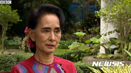 미얀마 아웅산 수치 국가자문역. 지난 2015년 총선에서 야당 민족주의민족동맹(NLD)의 승리를 이끈 당시 수치 자문역이 자택 정원에서 총선 이후 영국 BBC방송과 첫 언론 인터뷰를 하고 있는 모습의 자료 화면 (출처: 뉴시스)