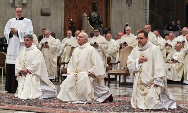 19일(현지시간) 바티칸 성베드로 대성당에서 알프레드 수에레브(가운데) 신부 등 3명에 대한 주교 서품식이 거행되고 있다. 프란치스코 교황은 강론에서 “군림하기보다는 섬기는 일에 치중해야 한다”고 당부했다. (출처: 교황청 홈페이지) 2018.3.19