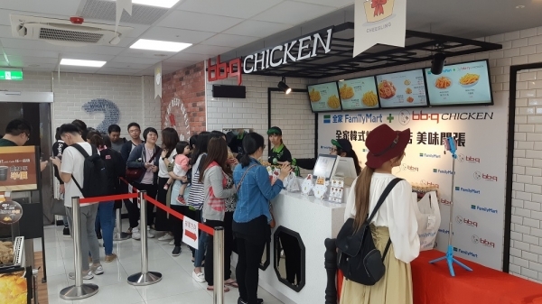 대만 신 타이베이시 패밀리마트 반농점에 숍인숍 형태로 오픈한 BBQ 대만 1호점에 치킨을 사려는 손입들이 길게 줄을 서 있다. (제공: 제너시스BBQ)