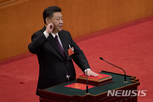 17일 베이징 인민대회당에서 열린 13기 중국 전국인민대표대회(전인대) 1차 전체회의에서 국가주석으로 재선출된 시진핑(習近平) 국가주석이 취임 선서를 하고 있다. (출처: 뉴시스)