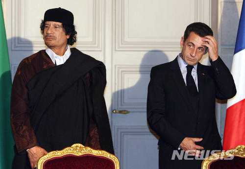 사르코지는 이달 20~21일(현지시간) 가다피로부터 거액 선거자금을 받은 혐의로 경찰에 체포돼 강도 높은 조사를 받고 법원의 기소 여부를 기다리고 있다. 사진은 지난 2007년 12월 10일 프랑스를 국빈 방문한 모아마르 가다피 리비아 당시 대통령과 사르코지가 엘리제궁에서 만나고 있다. (출처: 뉴시스)