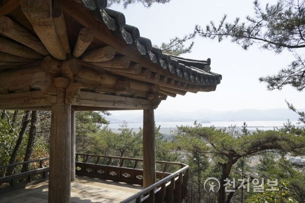 강진만을 바라보는 천애각. ⓒ천지일보(뉴스천지) 2018.3.23