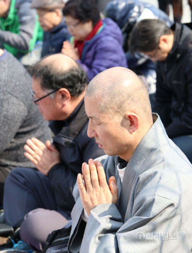 [천지일보=강수경 기자] 천주교 개신교 불교 등 3개 종교 노동관련 기구가 쌍용자동차 해고자 복직을 위한 공동기도회를 23일 오후 서울 정부종합청사 정문 앞에서 진행한 가운데 참석자들이 기도하고 있다. ⓒ천지일보(뉴스천지) 2018.3.23