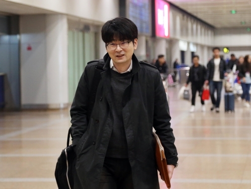 24일 우리 측 예술단의 사전점검을 마치고 베이징 서우두 공항에 도착한 탁현민 청와대 선임행정관의 모습. (출처: 연합뉴스)
