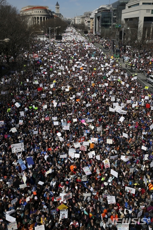 24일(현지시간) 미국 워싱턴D.C의 펜실베이니아 에비뉴가 총기 규제를 촉구하는 '우리의 목숨을 위한 행진' 시위대로 가득 차 있다. (출처: 뉴시스)
