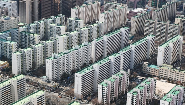 [천지일보=박완희 기자] 최근 서울 아파트의 전세물건이 쌓이고 가격도 약세를 보이면서 ‘매매가 대비 전세가 비율(전세가율)’이 2년 8개월여 만에 최저치로 떨어졌다. 지난 5일 KB국민은행이 발표한 2월 주택통계에 따르면 서울 아파트 전세가율은 평균 68.5%를 기록했다. 이는 2015년 5월 68.8%를 기록한 이래 최저 수준이다. 계속 오르는 매매가격 대비 전셋값은 안정세를 보여 전세가율이 낮아지는 것으로 전문가들은 보고 있다. 사진은 6일 오후 서울 영등포구 일대 아파트의 모습. ⓒ천지일보(뉴스천지) 2018.3.6