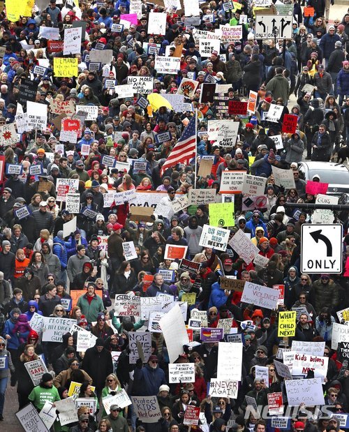 24일(현지시간) 수도 워싱턴DC를 비롯한 미 전역에서 총기규제를 위한 시위 행렬이 대규모로 열렸다. 이날 시위에는 워싱턴DC에서만 80만명의 각계각층 시민들이 참가했다. (출처: 뉴시스)