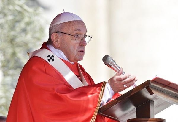 프란치스코 교황은 25일(현지시간) 부활절 직전 주일인 종려주일을 맞아 성 베드로광장에서 열린 미사에서 강론 메시지를 전하고 있다. (출처: 교황청 홈페이지) 2018.3.25