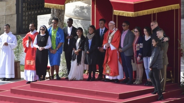 25일(현지시간) 성베드로광장에서 열린 종려주일 미사 후 프란치스코 교황이 세계 각지에서 온 청년들과 사진을 찍고 있다. (출처: 교황청 홈페이지) 2018.3.25