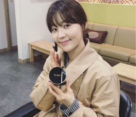 배우 한지혜가 25일 자신의 인스타그램에 ‘드라마 촬영 중에도’라는 글과 함께 공개한 셀프 메이크업 모습 (제공: DMCK)