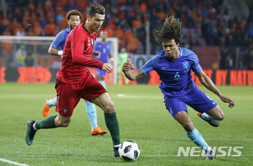 (Salvatore Di Nolfi/뉴시스) 포르투갈과 네덜란드가 27일(한국 시간) 스위스 제네바 스타드드제네바에서 친선 경기를 치른 가운데 축구 스타 크리스티아누 호날두가 공을 차고 있다. 이날 포르투갈이 0-3으로 완패했다.
