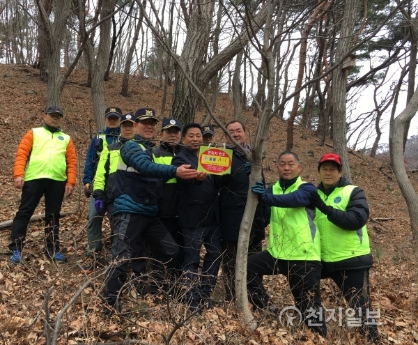 지난 26일 남양주 경찰직원들이 공동체치안 활동 강화와 주민의 체감안전도 향상을 위해 자주 이용하는 등산로 주요지점에 위치표지판을 설치해ⓒ천지일보(뉴스천지) 2018.3.27