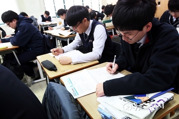 17일 서울 용산구 용산고등학교의 고3 학생들이 교실에서 자습을 하고 있다. 지난 16일 예정됐던 2018학년도 대학수학능력시험(수능)은 오는 23일로 연기됐다. ⓒ천지일보(뉴스천지)