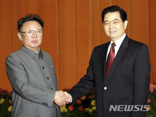 2006년 당시 중국 국가주석이었던 후진타오와 북한 김정일 국방위원장이 중국 베이징에서 만나 인사하고 있다. (출처: 뉴시스)