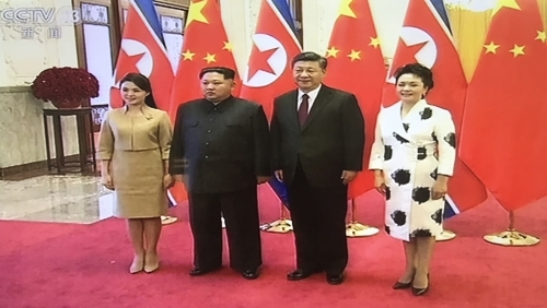 베이징 방문한 김정은 북한 노동당 위원장 부부와 시진핑 중국 국가 주석 부부. (출처: 중국중앙TV 캡처)