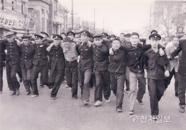 1960년 2월 28일 당국이 야당의 선거유세장에 가지 못하도록 일요일에 등교 조차를 한 데 반발해 대구 8개 고교학생들이 시위를 벌이고 있다. (제공: 대구시청) ⓒ천지일보(뉴스천지) 2018.3.29