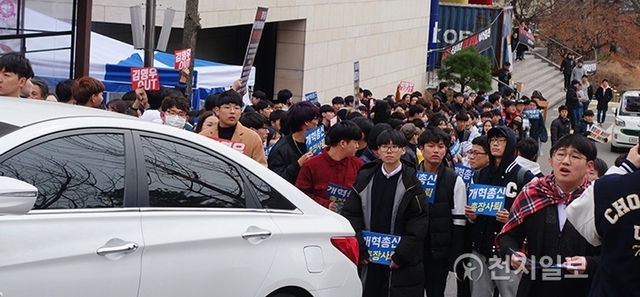 [천지일보=이지솔 기자] 총신대 학생들이 20일 오후 총신대에서 제2종합관으로 들어가는 교육부 조사단 차량을 향해 “임시이사 파송하라, 재단이사 면직출교”라는 구호를 외치고 있다. 학생들은 배임증재 등 혐의로 재판 중인 김영우 총장과 재단이사회에 사퇴를 촉구하고 있으며, 지난 1월부터 학교를 점거하고 수업을 거부하는 등 시위를 이어가고 있다. ‘총신대학교의 정상화를 바라는 모임’에 따르면 총신대 학부 학생들 수업거부 자수는 19일 12시 기준 330명이다. ⓒ천지일보(뉴스천지) 2018.3.20