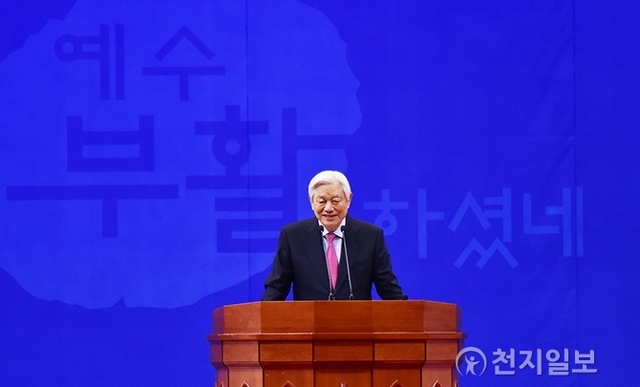 2017년 한국기독교연합 부활절 연합예배에서 주강사 박옥수 목사가 부활절 의미를 전하는 설교를 하고 있다. (제공: 한국기독교연합) ⓒ천지일보(뉴스천지)