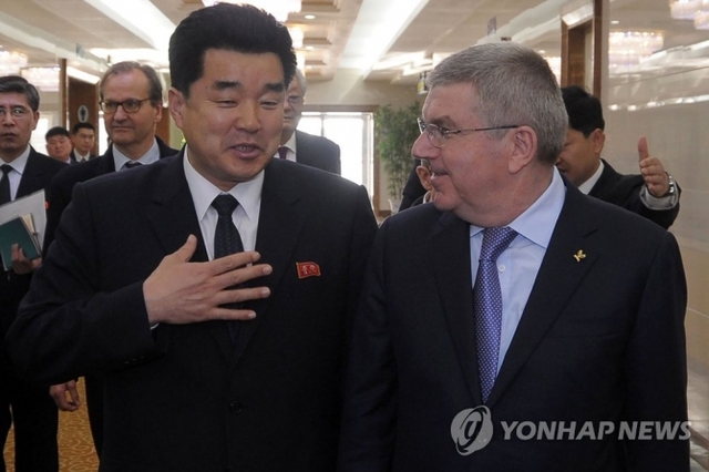 토마스 바흐 국제올림픽위원회(IOC) 위원장(오른쪽)이 29일 북한 평양에 도착, 김일국 북한 체육상의 영접을 받고 있다. IOC는 바흐 위원장이 2박 3일간 평양에 머물 예정이라고 밝혔다. (출처: 연합뉴스)