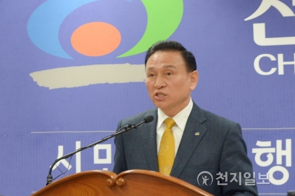 구본영 천안시장이 김병국 전 체육회상임부회장의 불법 정치자금 제공 기자회견과 관련해 12일 오전 천안시청 브리핑실에서  반박 기자회견을 하고 있다. ⓒ천지일보(뉴스천지) 2018.3.12