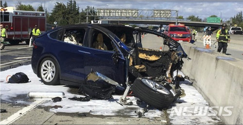 지난 23일 미 캘리포니아주 마우틴뷰의 101번 고속도로에서 테슬라 전기자동차의 모델 X SUV 차량이 중앙분리대를 들이받은 뒤 다른 2대의 차량과 연쇄 충돌 후 화재가 발생해 38살 남성 운전자가 사망했다. (출처: 뉴시스)