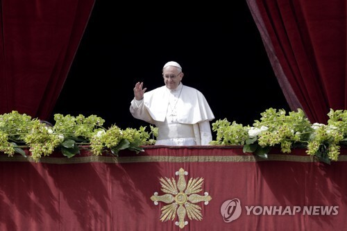 프란치스코 교황이 1일(현지시간) 바티칸 성베드로 대성당 발코니에서 부활절 메시지 ‘우르비 엣 오르비(로마와 온 세계를 향해)’를 발표하고 있다. (출처: 연합뉴스)