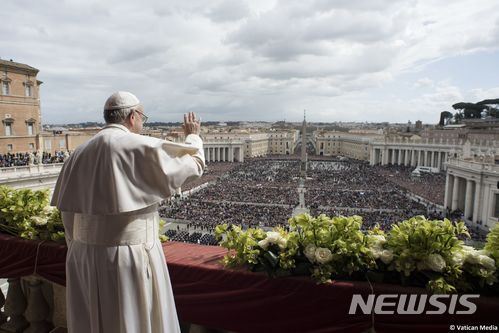 프란치스코 교황이 부활절인 지난 1일 미사 집전을 마친 뒤 성베드로 대성당 발코니에서 메시지를 발표하고 광장의 신도들에게 손을 흔들고 있다.