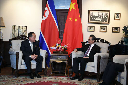 3일 베이징에 도착한 리용호 북한 외무상이 왕이 중국 외교부장과 만나 대화를 나누고 있다. (출처: 중국 외교부 홈페이지 캡처)
