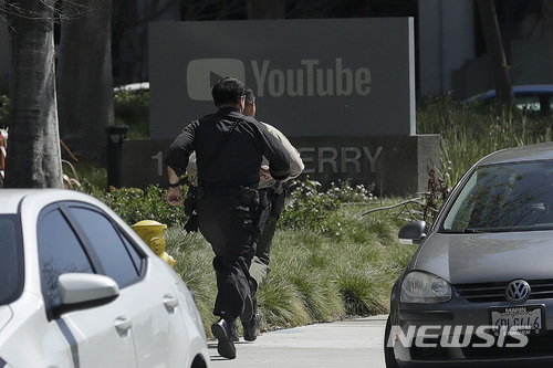 미국 유튜브 본사에서 총격사건이 일어나자 달려가고 있는 경찰들. (출처: 뉴시스)