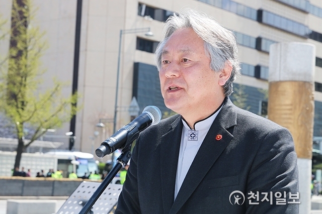 4일 서울 광화문광장에서 한국기독교교회협의회(NCCK)가 제주 4.3사건 70주년을 맞아 고귀한 희생자들의 넋을 기리는 ‘제주 4.3 역사 정의와 화해를 위한 기도회’를 열었다. NCCK는 기도회에서 제주 4.3의 진상규명과 희생자의 명예회복, 재발방지를 위한 제도적·정책적 개혁을 촉구했다. NCCK 총무 이홍정 목사가 기도회 후 인사의 말을 전하고 있다. ⓒ천지일보(뉴스천지) 2018.4.4