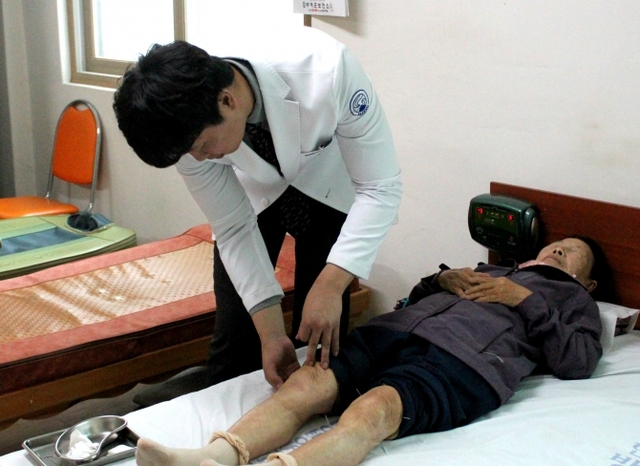대전자생한방병원 의료진이 침치료를 실시하고 있다. (제공: 자생한방병원)