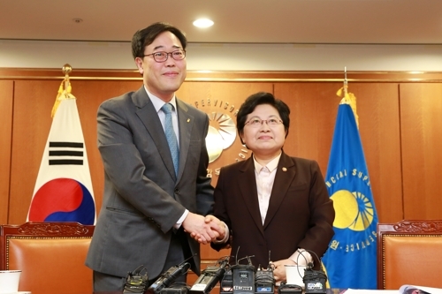 김기식 금감원장(왼쪽)과 정현백 여가부 장관 (출처: 연합뉴스)