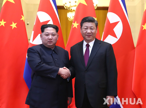 김정은 북한 노동당 위원장(왼쪽)과 시진핑 중국 국가주석(오른쪽)이 악수하고 있다. (출처: 뉴시스)