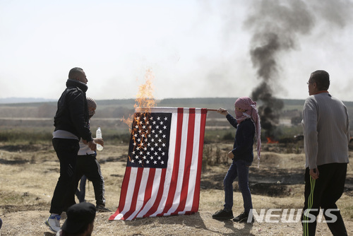 6일(현지시간) 팔레스타인 자치구역 가자지구에서 팔레스타인 시위대가 미국 성조기를 불태우고 있다. (출처: 뉴시스)