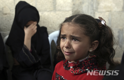 지난달 4일 팔레스타인 자치구역인 가자지구에서 이스라엘군에 의해 숨진 팔레스타인인 농부의 장례식에 참석한 가족들이 눈물흘리고 있다. (출처: 뉴시스)