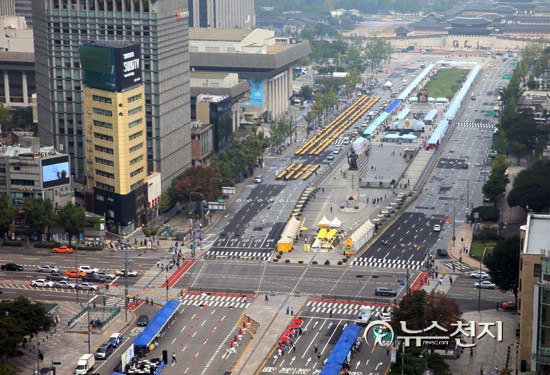 ‘서울 차 없는 날(Car Free day)’을 맞은 25일 서울 종로구 광화문 광장 앞에서 차들이 통제되고 ‘차 없는 거리’ 행사 준비가 한창인 가운데 도로 일대가 한산한 모습을 보이고 있다.  ⓒ천지일보(뉴스천지)