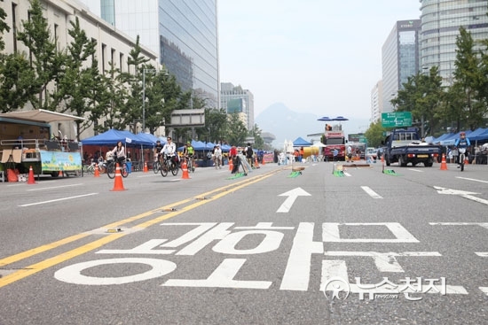25일 서울 종로구 광화문 광장 앞에서 ‘차 없는 거리’ 행사가 진행되고 있다. ‘차 없는 거리’에는 도로 위를 자유롭게 활보하는 사람과 자전거를 탄 사람들로 붐볐다. ⓒ천지일보(뉴스천지)
