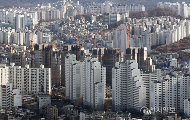 [천지일보=박완희 기자] 최근 서울 아파트의 전세물건이 쌓이고 가격도 약세를 보이면서 ‘매매가 대비 전세가 비율(전세가율)’이 2년 8개월여 만에 최저치로 떨어졌다. 지난 5일 KB국민은행이 발표한 2월 주택통계에 따르면 서울 아파트 전세가율은 평균 68.5%를 기록했다. 이는 2015년 5월 68.8%를 기록한 이래 최저 수준이다. 계속 오르는 매매가격 대비 전셋값은 안정세를 보여 전세가율이 낮아지는 것으로 전문가들은 보고 있다. 사진은 6일 오후 서울 서초구 일대 아파트의 모습. ⓒ천지일보(뉴스천지) 2018.3.6