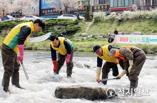 신천지자원봉사단 대전지부 8000여명이 7일 추운 날씨 가운데 물 속에 직접 들어가 3대하천을 깨끗하게 청소하고 있다. (제공: 신천지자월봉사단 대전지부) ⓒ천지일보(뉴스천지) 2018.4.8