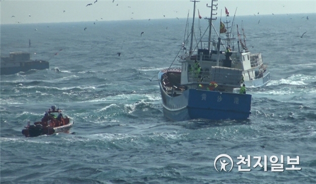 불법조업 중국어선 단속 장면. (제공: 해양수산부 서해어업관리단) ⓒ천지일보(뉴스천지) 2018.4.9