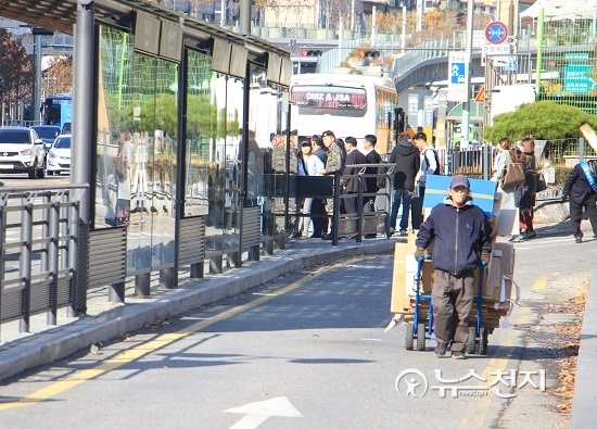 지난 15일 서울 용산구 한 거리에서 폐지를 줍는 시민이 수레를 끌고 차로로 이동하고 있다. ⓒ천지일보(뉴스천지)