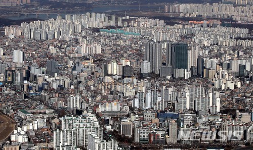 서울 송파구 롯데타워 전망대에서 보이는 강남의 아파트, 빌딩 등의 모습. (출처: 뉴시스)