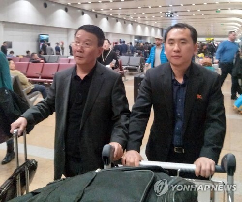 10일 오후 김창민 북한 외무성 국제기구 국장(왼쪽)이 러시아 방문을 마치고 귀국을 위해 중국 베이징 서우두 공항에 경유차 도착했다. (출처: 연합뉴스)