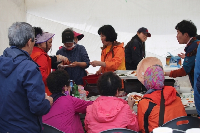 ‘제10회 변산면민의 날 축제’에서 각 마을 주민들이 서로 음식을 준비해 나눠먹는 모습. ⓒ천지일보(뉴스천지) 2018.4.11