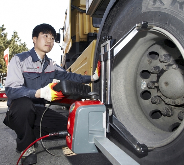 금호타이어가 고속도로 캠페인에서 방문 고객들을 대상으로 타이어 점검 서비스를 제공하고 있다. (제공: 금호타이어)