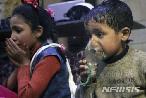 8일(현지시간) 시리아 반군 장악지역인 두마에서 화학무기 의심 공격이 발생해 어린이들이 치료받고 있다. (출처: 뉴시스)