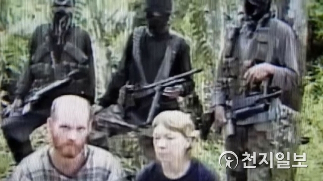2001년 필리핀 이슬람극단주의 무장단체에 납치됐을 당시 그라시아 번햄과 남편 마틴의 모습. 지난 2016년 5월 위치타 이글이 유튜브에 게재한 영상 중 한 장면. (출처: 위치타 이글의 유튜브 동영상 캡처) ⓒ천지일보(뉴스천지) 2018.4.12