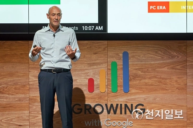 [천지일보=박완희 기자] 카림 템사마니 구글 아태지역 총괄 사장이 12일(현지시각) 싱가포르에서 열린 ‘그로윙 위드 구글(Growing with Google)’ 기자간담회에서 ‘디지털 기술과 비즈니스의 성장’을 주제로 발표하고 있다. (제공: 구글코리아) ⓒ천지일보(뉴스천지) 2018.4.12