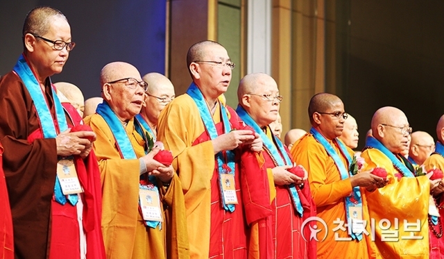[천지일보=이지솔 기자] 세계불교비구니협회가 12일 서울 홍은동 그랜드힐튼호텔에서 ‘남북통일을 위한 세계불교비구니평화대회’를 열고 있는 가운데 대만 스님들이 연화등을 들고 입장하고 있다. ⓒ천지일보(뉴스천지) 2018.4.12